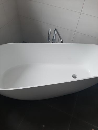 Montage Badewannenarmatur freistehend