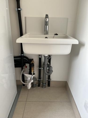 Montage Waschbecken im Hauswirtschaftsraum